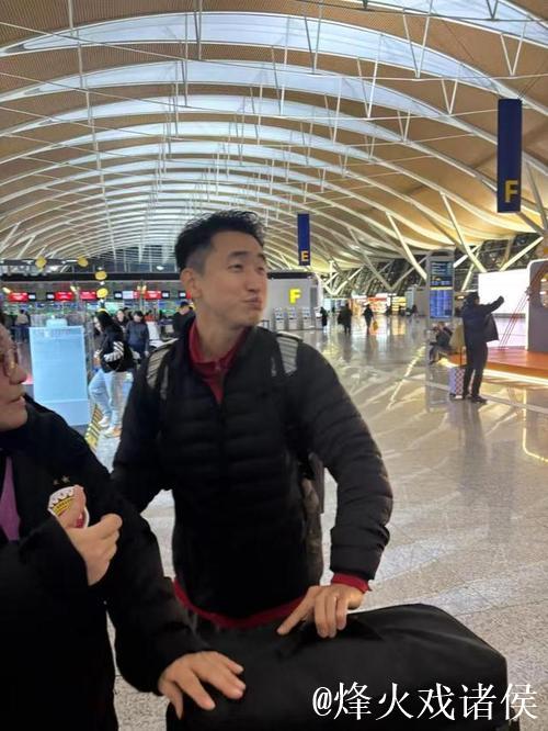 球员自宣、球迷机场宣取代“官宣”？每年海港冬训出征，为何总当保密局局长